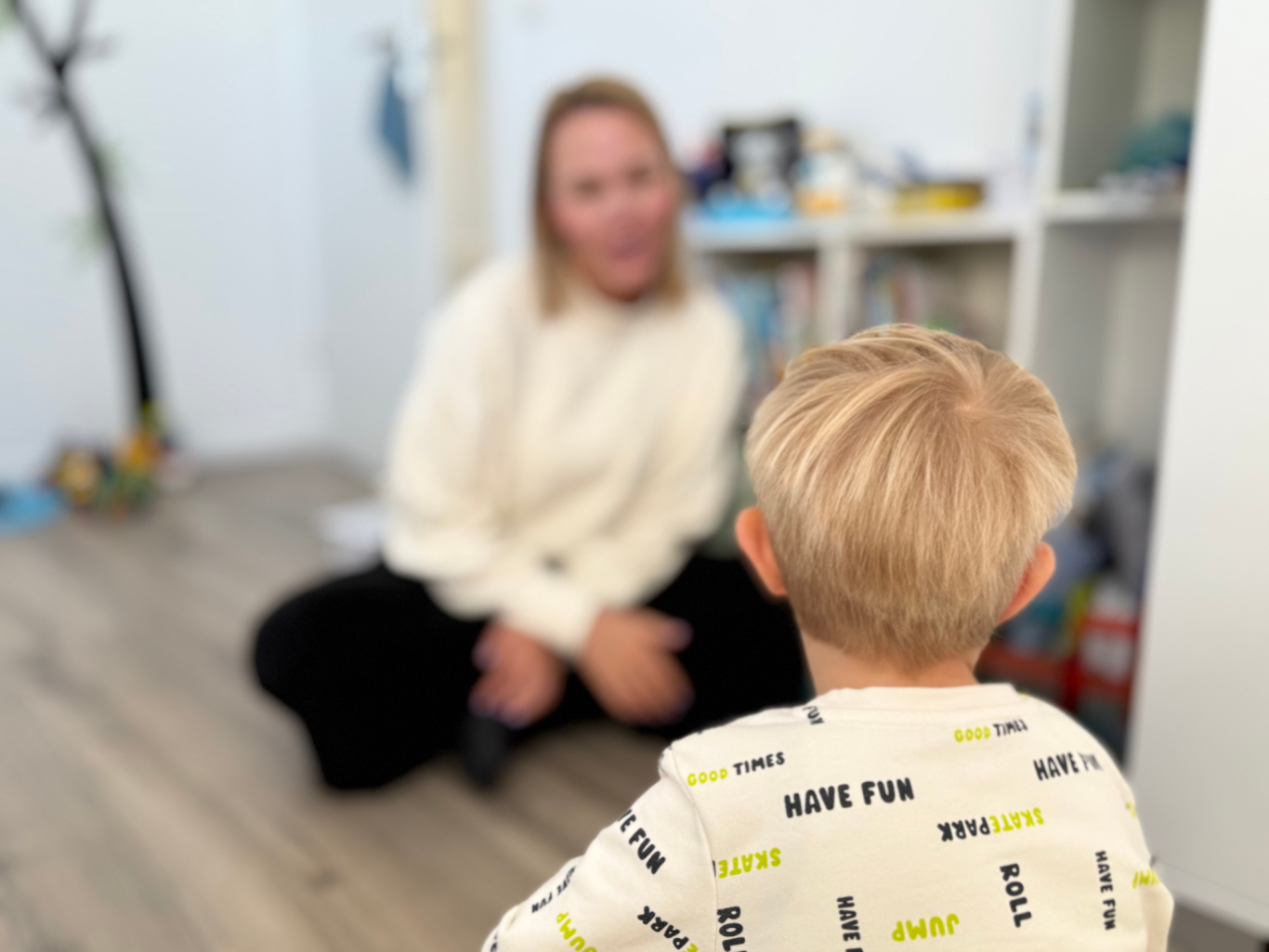 Die Kinder- & Jugendlichenpsychotherapeutin Judith Wellkamp ist in der Therapiesitzung mit einem Kind.
