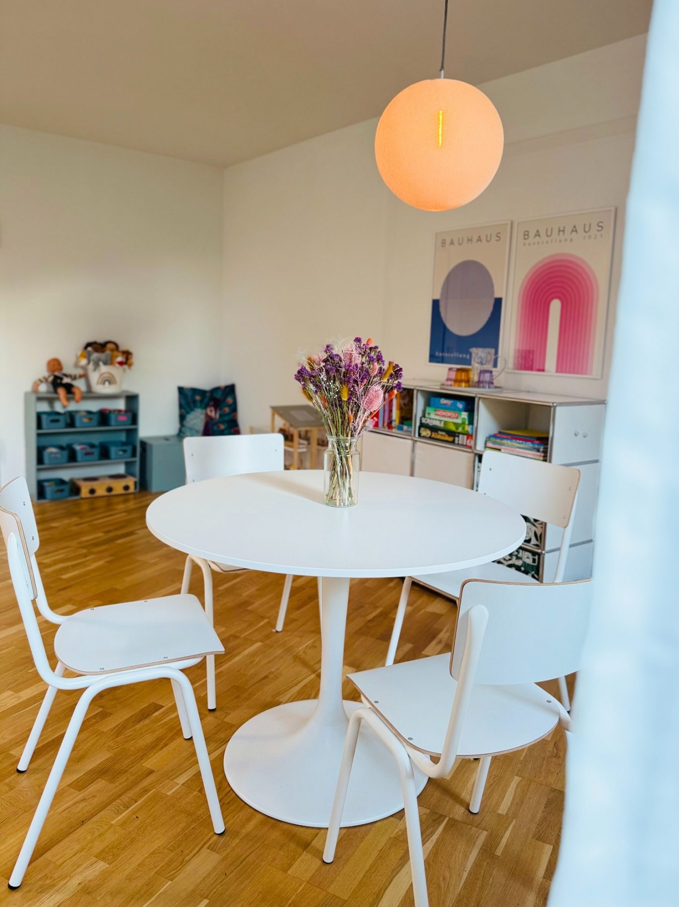 Praxisraum mit einem runden Tisch und vier Stühlen.