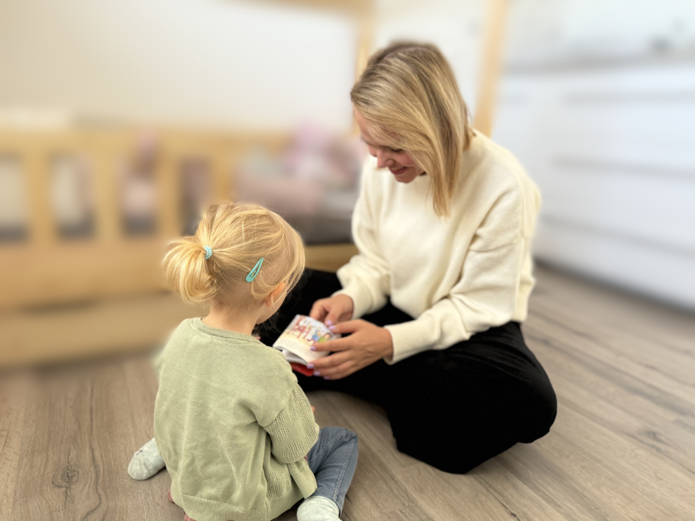 Die Kinder- & Jugendlichenpsychotherapeutin Judith Wellkamp ist in der Therapiesitzung mit einem Kind.